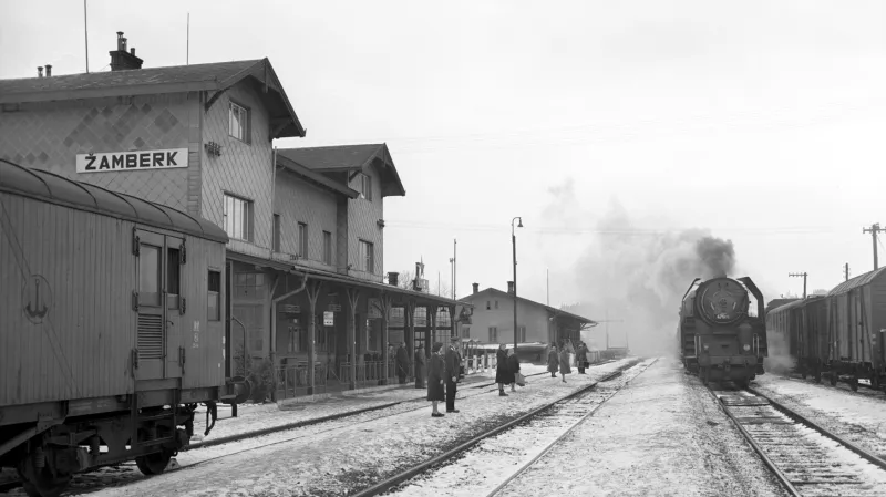 Zimní snímek ze Žamberka z roku 1960 zachytil příjezd vlaku v čele s lokomotivou 475.1. V některých depech jim přezdívali „Šlechtičny“ a skutečně to byly výjimečné lokomotivy „vyšlechtěné“ pro naprosto univerzální použití. Měly velkou přechodnost, mohly jezdit i na řadě méně významných tratí, ale zároveň právě ony zodpovídaly i za provoz dálkových osobních vlaků například na trati Praha–Plzeň i rychlíků do Budějovic