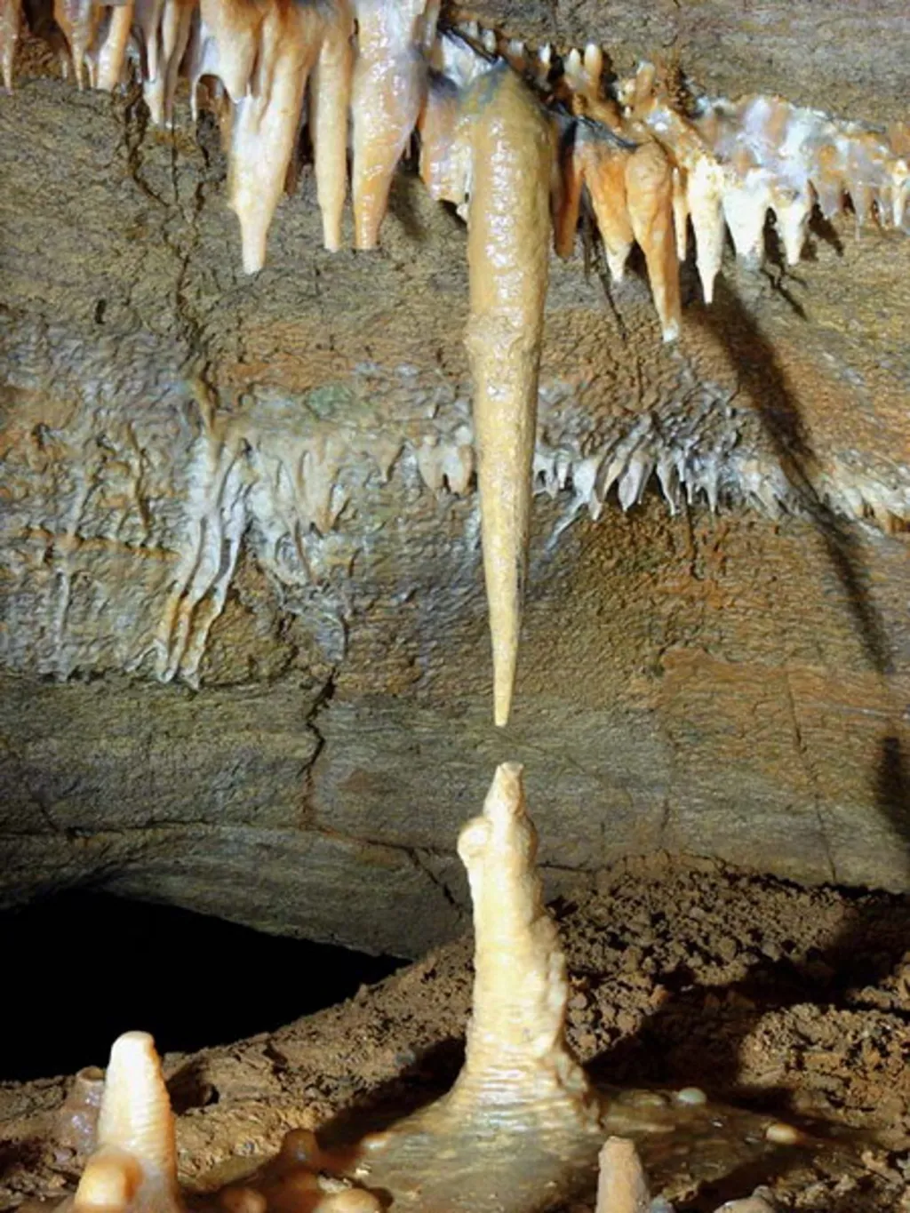 Než se spojí stalaktit se stalagmitem, trvá to zpravidla tisíce let. Na snímku na takové spojení čeká krápníkový útvar zvaný „Věčná touha“
