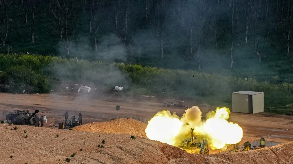 Izraelská dělostřelecká jednotka v severním Izraeli pálí směrem k Libanonu