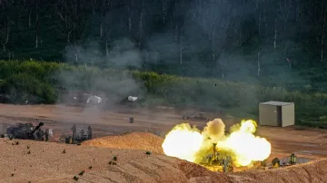 Izraelská dělostřelecká jednotka v severním Izraeli pálí směrem k Libanonu