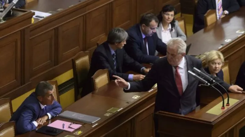 Prezident: Služební zákon vezmu jen bez politických náměstků