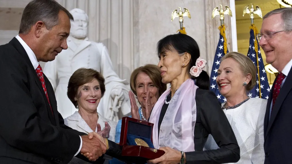 Su Ťij přebírá Zlatou medaili amerického kongresu