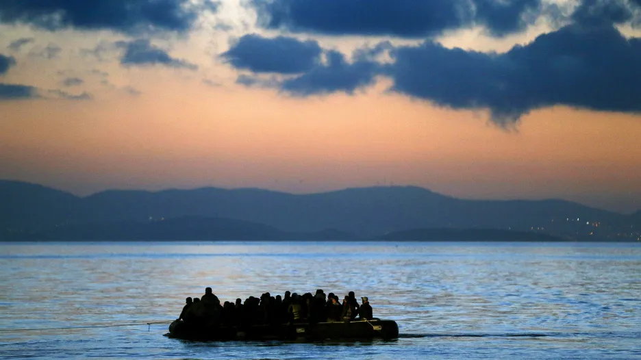 Květen 2015. Řecké ostrovy čelí vzrůstajícímu počtu přeplněných gumových člunů s migranty z afrických a blízkovýchodních zemí. Mnohé čluny dorazí až k pevnině, jiné odchytí řecká pobřežní stráž, některé pohltí Egejské moře.