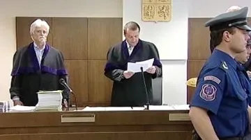Soudce vynáší rozsudek