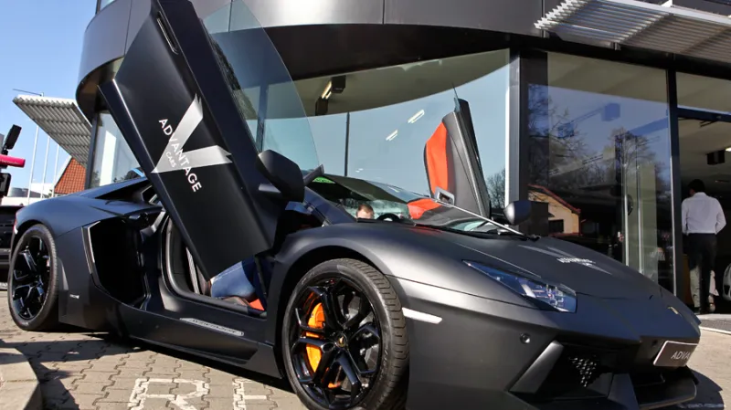 Přehlídka luxusních automobilů k filmu Need for Speed