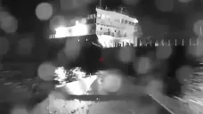 Záběr z námořního dronu před zásahem tankeru