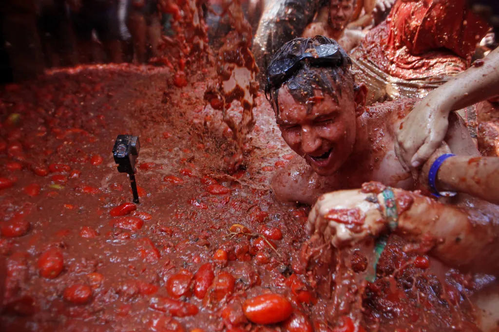 Kamera filmuje účastníka tradičního svátku Tomatina, při kterém po sobě obyvatelé španělské vesnice Bunol házejí rajčata. Každoroční bitva Tomatina se letos stala hlavní turistickou atrakcí. Bylo použito na 160 tun rajčat, akce trvala jednu hodinu a zúčastnilo se jí 20 tisíc lidí.