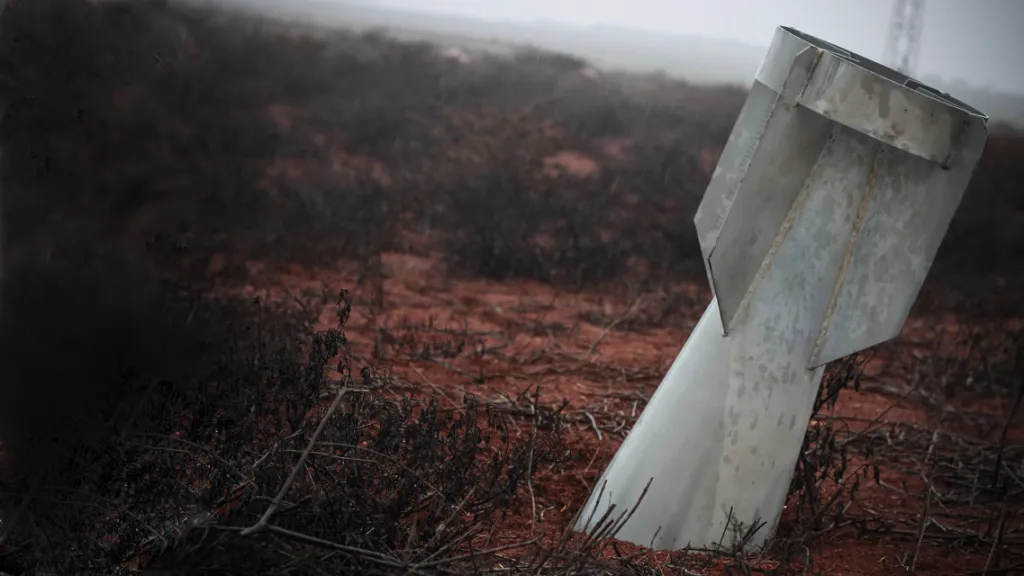 Nevybuchlá raketa skončila v syrské půdě