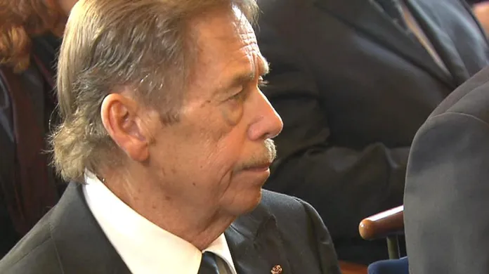 Václav Havel při posledním rozloučení s Jiřím Dienstbierem