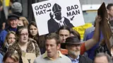 Protesty Britů proti papeži