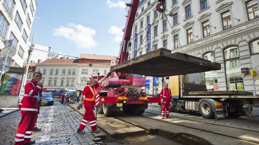 Opravy tramvajové trati v Lazarské ulici