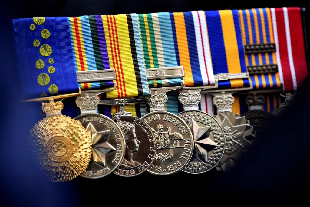 Medaile a vyznamenání na klopě jednoho z australských vojáků ukazují, že se účastnil mnoha misí. Mimo jiné i války ve Vietnamu