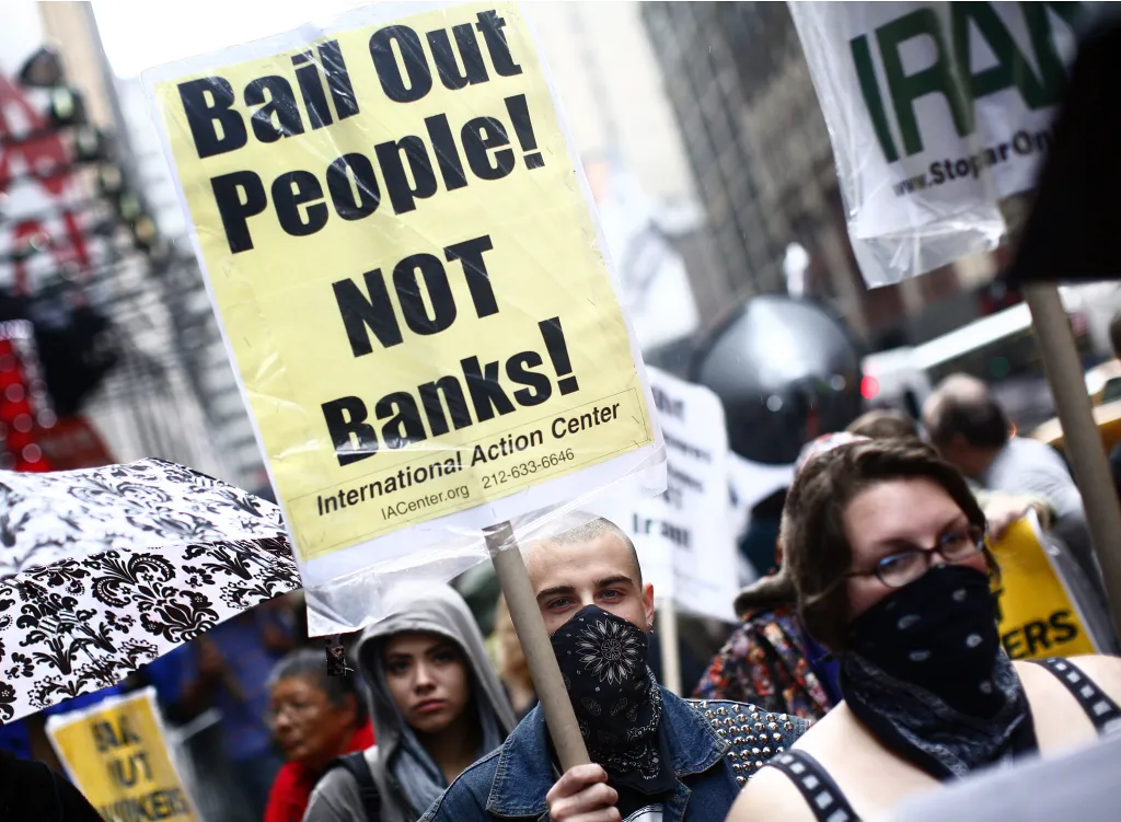 Demonstranti na Times Square v New Yorku protestují koncem září proti návrhu amerického kongresu na záchranu finančního průmyslu injekcí ve výši 700 miliard dolarů