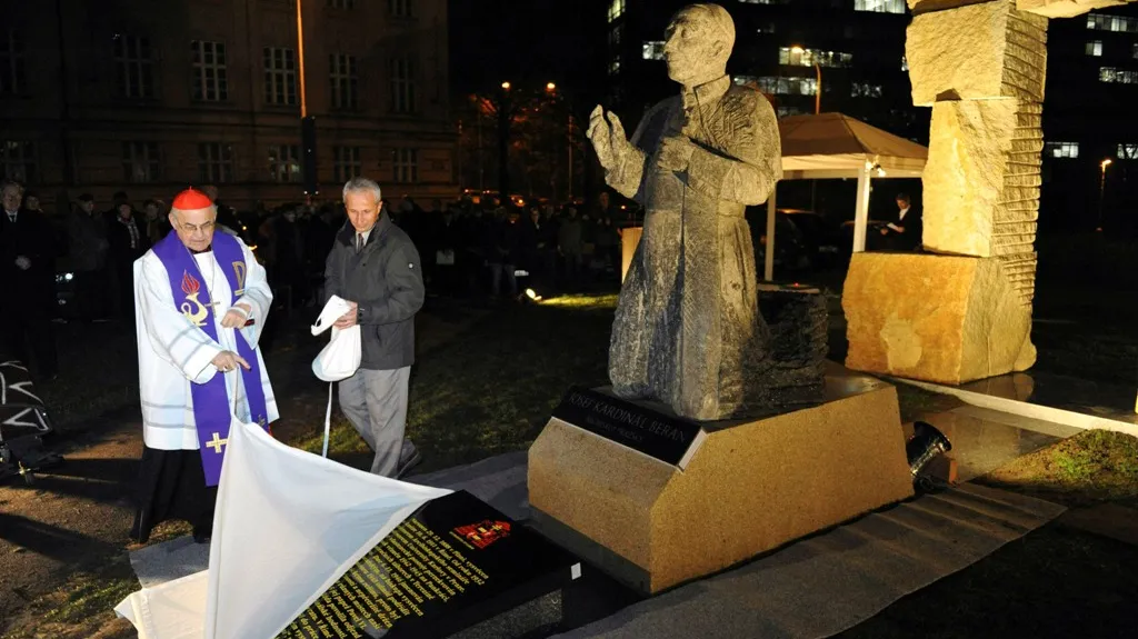 Miloslav Vlk odhalil pomník kardinála Josefa Berana