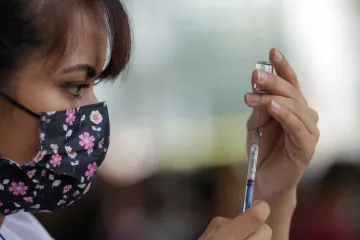 Vakcíny proti covidu snižují úmrtnost na rakovinu, naznačuje studie