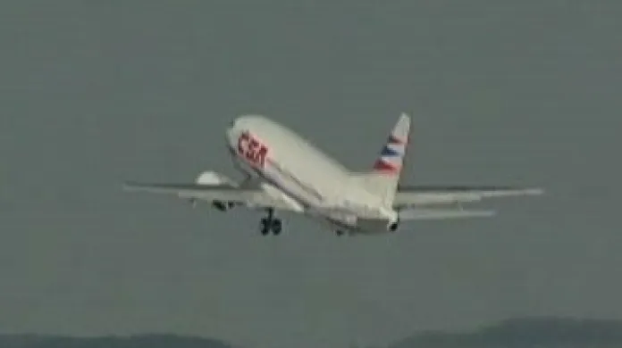 Letadlo ČSA vzlétá z pražského ruzyňského letiště