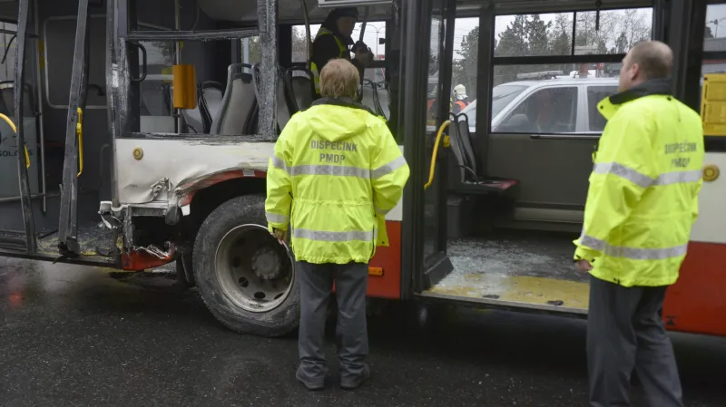 Srážka tramvaje a autobusu v Plzni