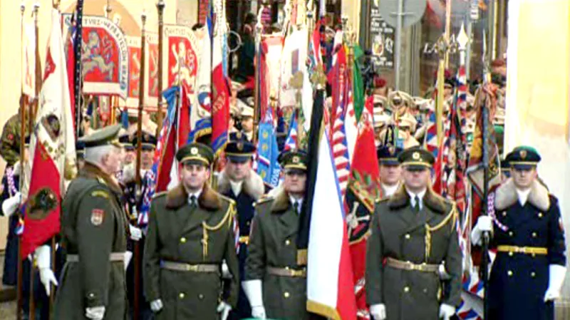 Členové armády a Hradní stráže s historickými prapory