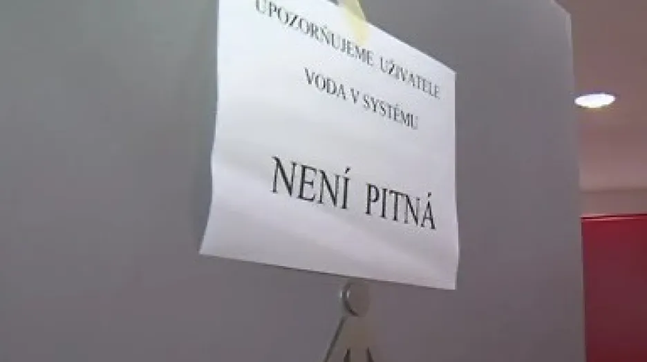 Nápisy upozorňují studenty a pracovníky na problém s vodou