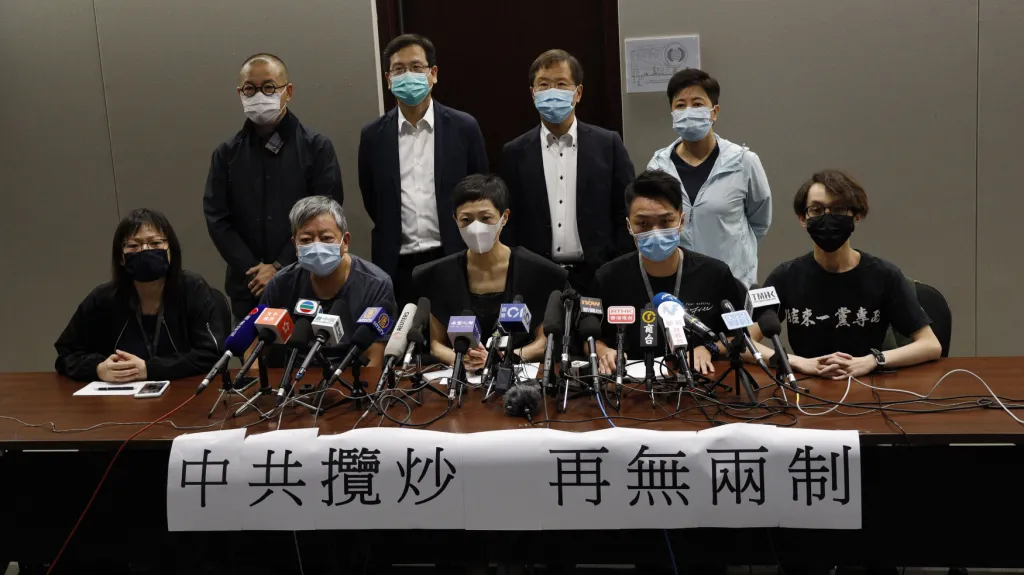 Prodemokratičtí poslanci a aktivisté mluví během tiskové konference proti zvažovanému zákonu