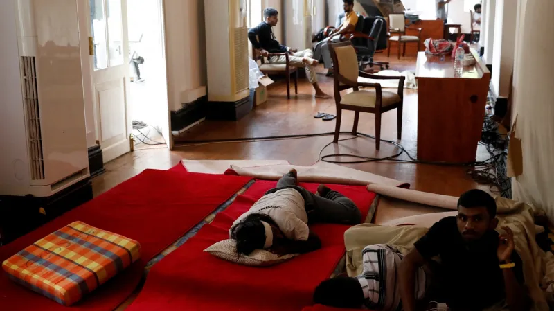 Lidé odpočívají v prezidentském paláci