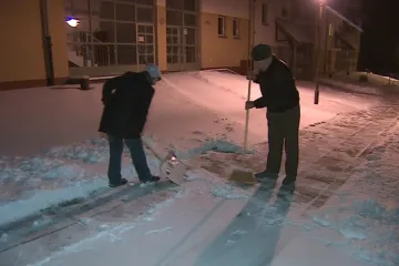 Obce nemají lidi na úklid sněhu. Musí se spoléhat na ochotu místních