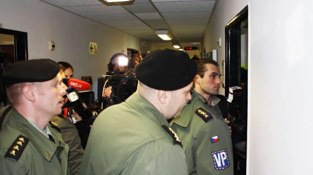 Vojenská policie před redakcí