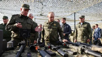 Ruský vládce Vladimir Putin kontroluje vybavení při svém příjezdu na pozorování vojenského cvičení Západ 2025 na cvičišti Mulino v ruské Nižněnovgorodské oblasti (16. září 2025)