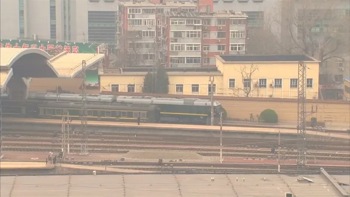 Záběry vlaku na nádraží v Pekingu