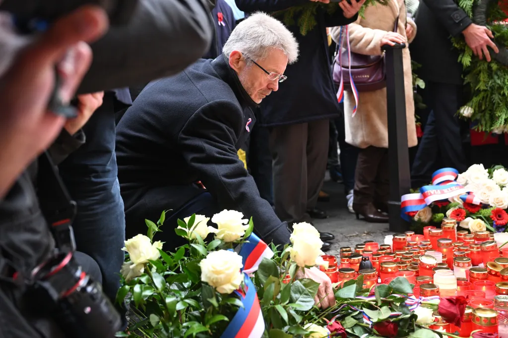Předseda Senátu Miloš Vystrčil (ODS) položil květiny u památníku 17. listopadu na Národní třídě