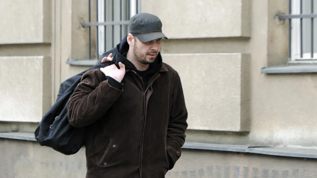 Výtvarník Roman Týc (vl. jménem David Hons) před věznicí