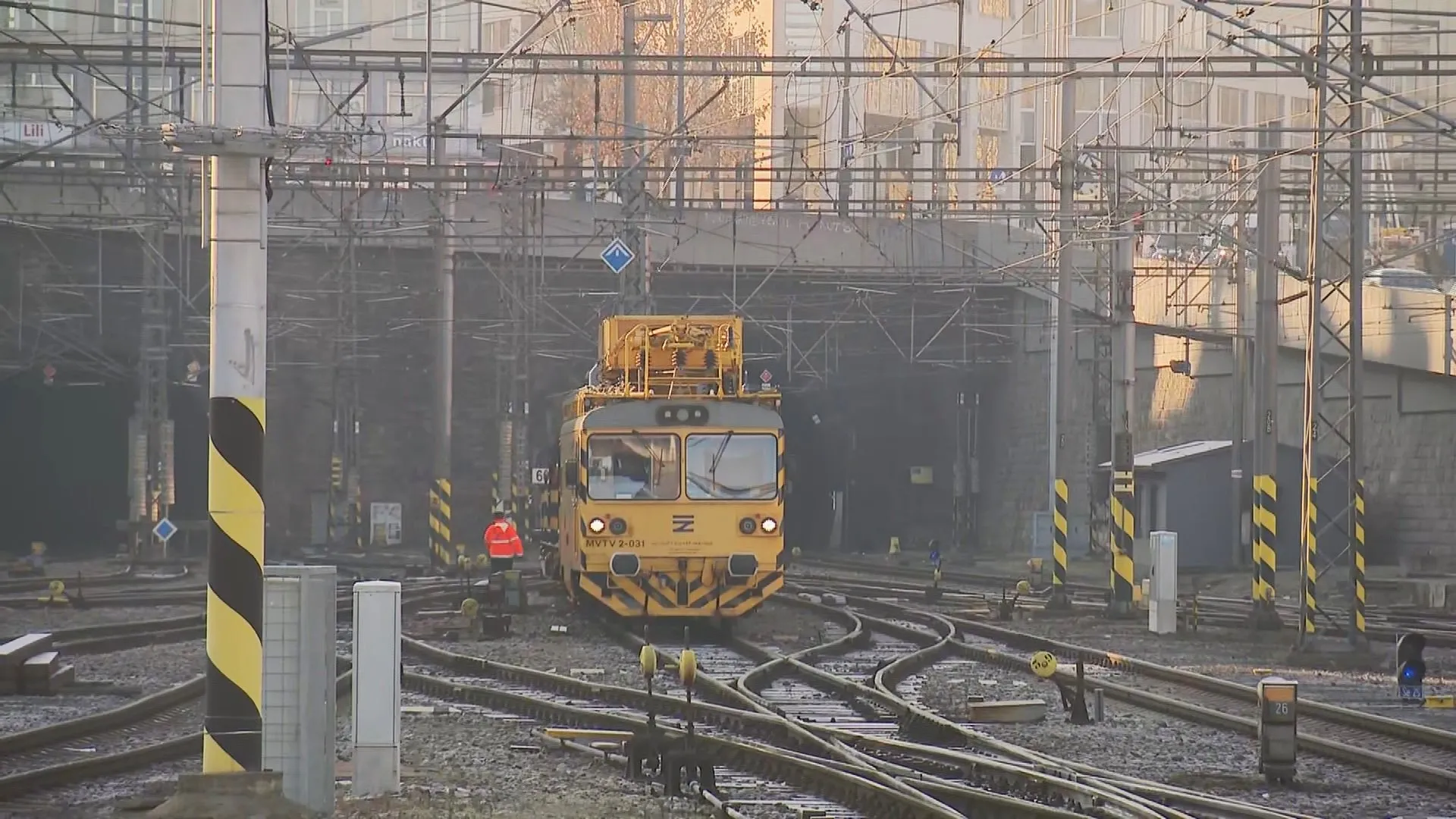 Poškozené trakční vedení zkomplikovalo provoz na hlavním nádraží v Praze