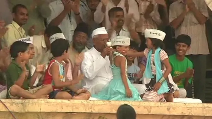 Anna Hazare se po hladovce napil kokosového mléka