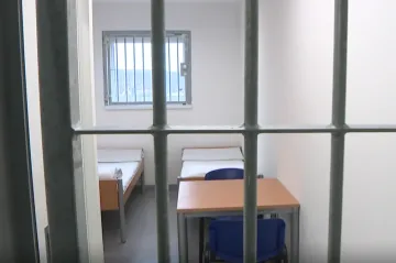 Soud zprostil dozorce věznice obžaloby z mučení odsouzené. U dalších pěti rozsudek zrušil