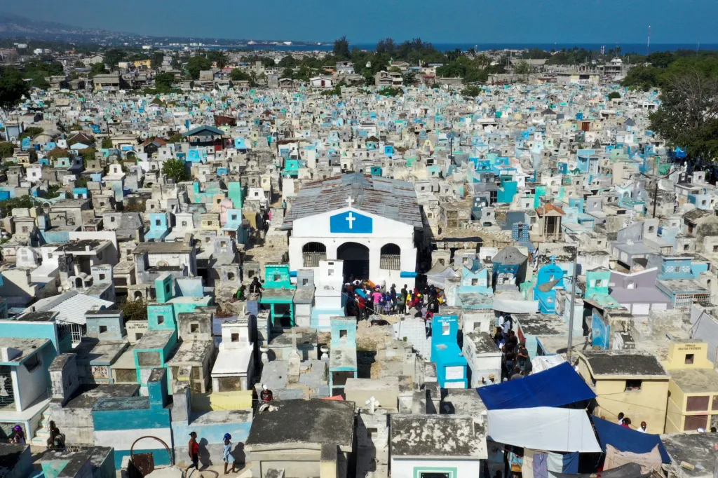 V uplynulém týdnu si obyvatelé mnoha koutů planety připomněli památku zesnulých. Na fotografii se skupinka lidí shromažďuje v kostele Panny Marie Bolestné na hřbitově v Port-au-Prince na Haiti, které bylo letos v létě postiženo zemětřesením