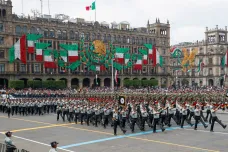 Mexičané slaví den nezávislosti: Z bílé, červené a zelené si umíchali Zócalo koktejl