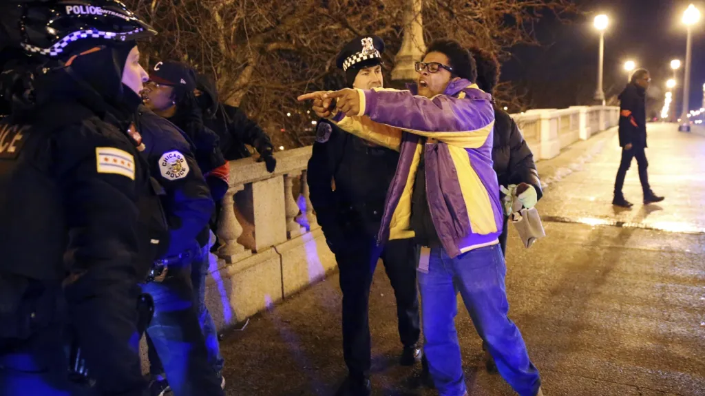 Protest v ulicích Chicaga kvůli zastřelení černošského mladíka policistou