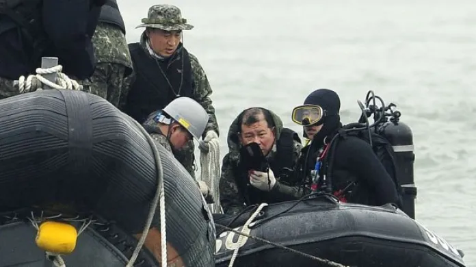 Potápěči vyprostili z potopeného trajektu desítky obětí