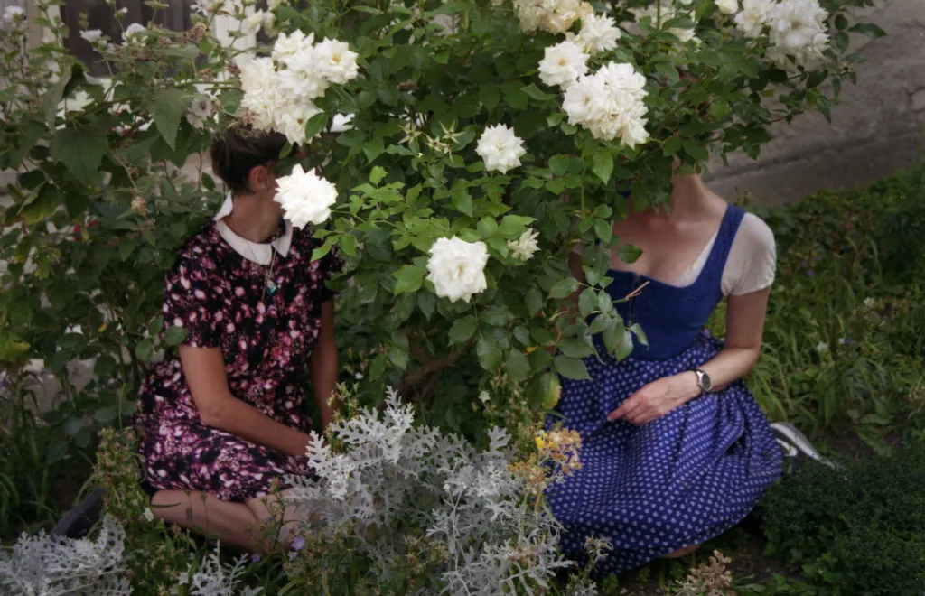 … Michaela Karásek Čejková, která zaujala autorskými fotografiemi pro projekt Czechia, pro vizuál festivalu Mezipatra a kampaněmi pro designérku Janju Prokoć a kolekci To a jen sen (Ester a Josefina)…