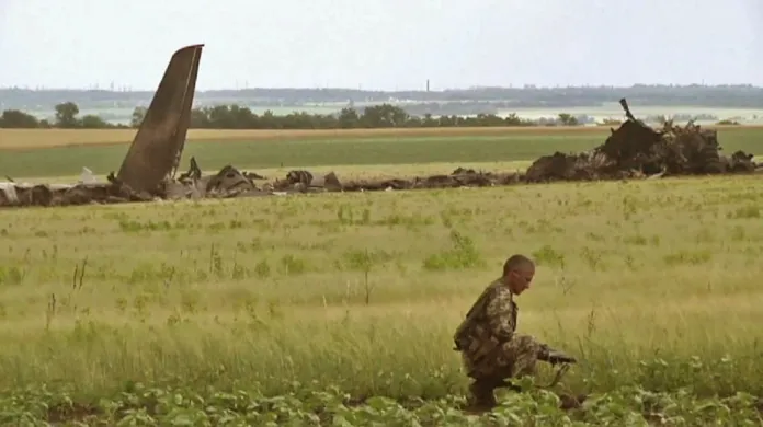 Ukrajinští vojáci u letadla sestřeleného separatisty v Luhansku
