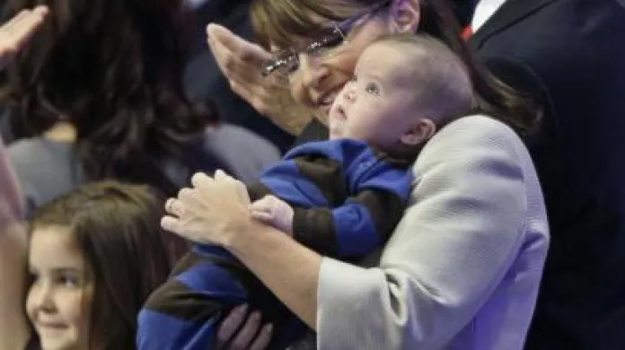 Republikánská kandidátka na prezidentku Sarah Palinová odchází z pódia se svou rodinou.