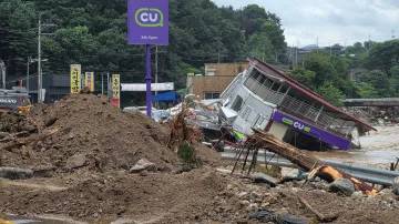 Zničený obchod po přívalovém dešti v jihokorejském Gapyeongu, 20. července 2025