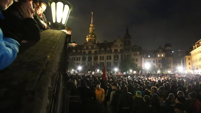 Shromáždění odpůrců Pegidy v centru Drážďan