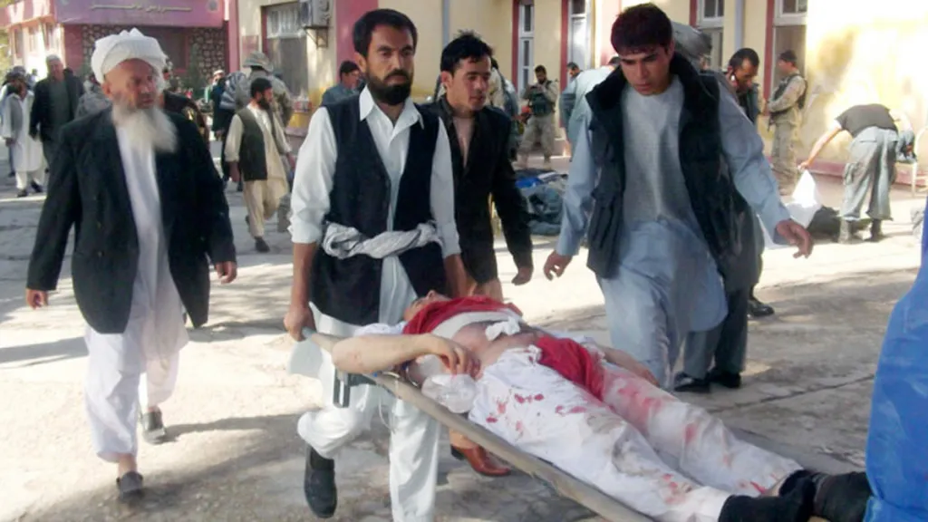 Následky atentátu v afghánském Majmaní