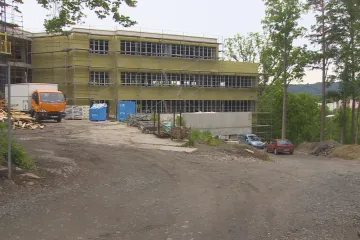 Na černo stavěná léčebna ve Dvoře Králové roste dál. Kraj se bojí, že se s ní bude přetahovat o lékaře a sestry