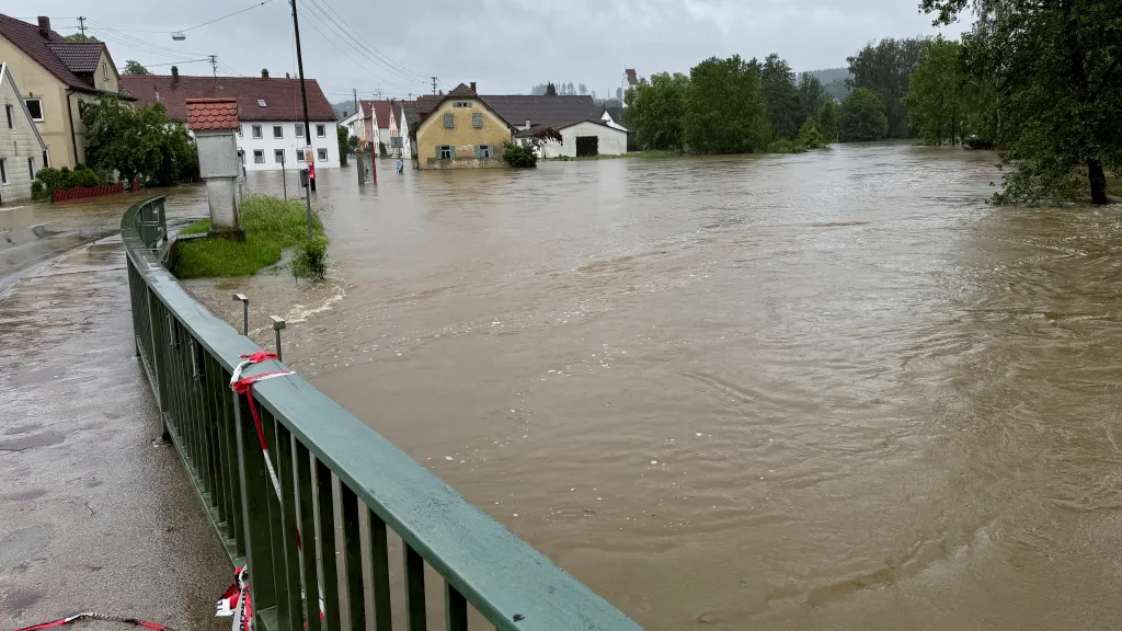 Částečně zatopená ulice ve vesnici Fischach poblíž Augsburgu