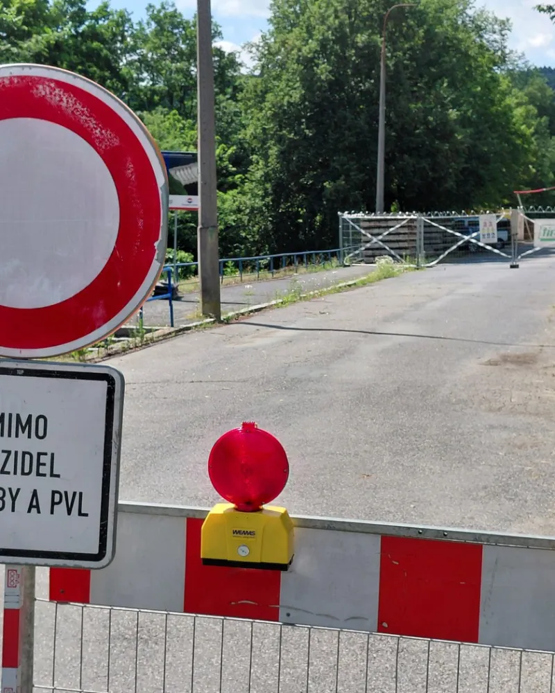 Uzavírka hráze komplikuje dopravu u Slapů, podnikatelům klesají tržby