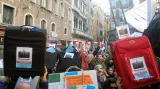 Protestující Benátčané vyzývají úřady, aby myslely na místní komunitu a omezily turismus