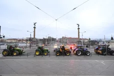 Traktory odjely z Prahy, jeden boural. Dopoledne při protestní jízdě zemědělců kolabovala doprava