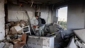 Majitel zničeného bytu Jevhen zkoumá rozsah škod po ruském útoku na Kyjev (7. září 2025)